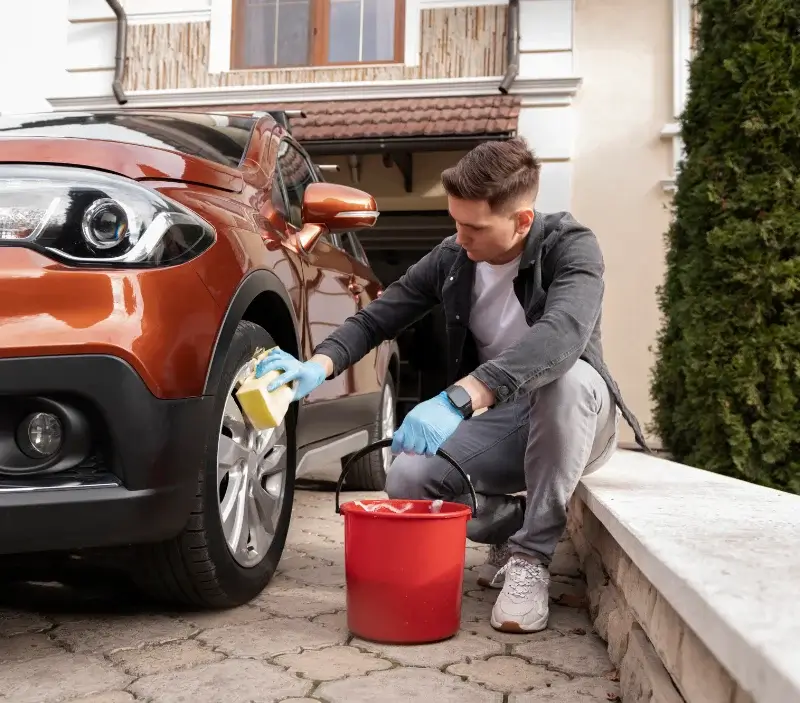 Lavage auto à domicile Montesquieu : professionnel intervenant sur un véhicule